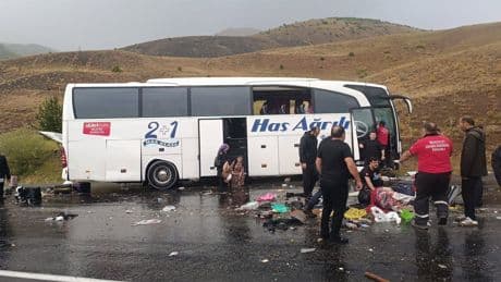 Sivas'ta yolcu otobüsü devrildi! Çok sayıda yaralı var