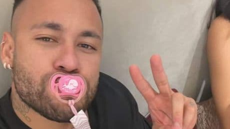 Ciuccio per adulti: la mania anti-stress che spopola in Brasile (e conquista anche Neymar)