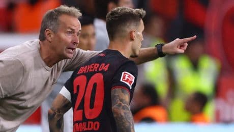 Zwei Verweise, zwei Freistöße: Leverkusen rettet Sieg bei hitzigem Trainer-Debüt