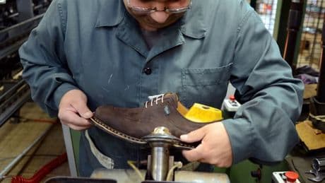 Dans un secteur sinistré, comment le fabricant de chaussures "made in France" Paraboot réussit à avoir 17,5% de croissance depuis deux ans