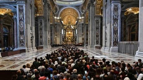 Peregrinos y turistas rinden su último adiós al Papa: «Cinco horas de cola para despedirnos»