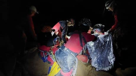 Rescatado un espeleólogo de 60 años herido en una cueva de Cantabria y evacuado en helicóptero