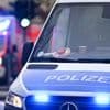 Mutter mit Kindern in Berlin attackiert: Mann schubst Frau vom Lastenrad und schlägt Zeugin mit Walking-Stöcken
