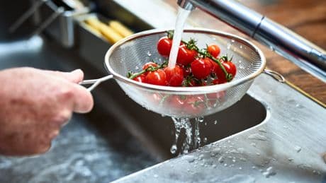 Kurz abspülen: Muss man Obst und Gemüse vor dem Verzehr waschen?