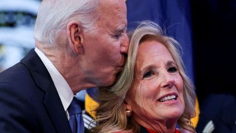 «Merci de nous avoir soutenus avec amour» : Joe Biden remercie ses soutiens après l'annonce de son cancer