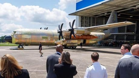 Lockheed Martin rollt „Weltuntergangsflugzeug“ E-130J Phoenix II aus