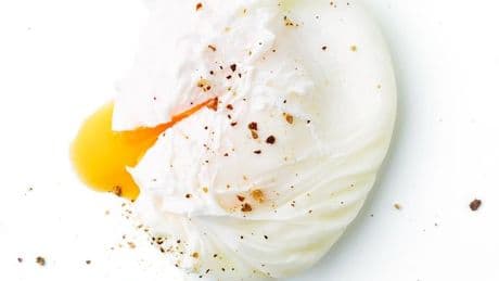 Woman's 'game-changing' way to poach an egg without using a pan or vinegar