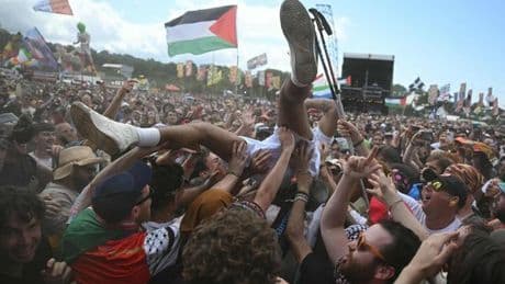 El gobierno británico condena las proclamas contra Israel del dúo de rap Bob Vylan en Glastonbury