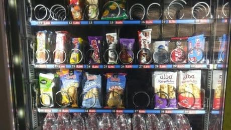 El Gobierno prohíbe la venta de bollería industrial y bebidas azucaradas y energéticas en colegios e institutos