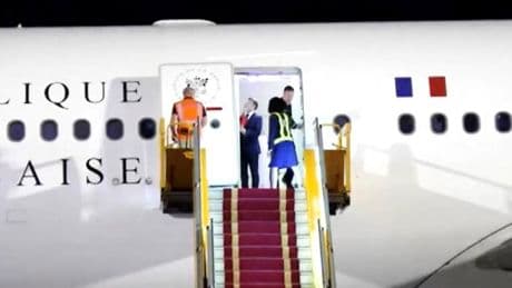 Kurz vor dem Ausstieg bekommt Macron eine Hand ins Gesicht – von seiner Ehefrau