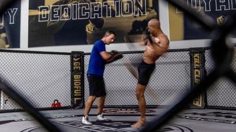 Vechtsporttrainer Henri Hooft, groot in de VS, kan wel lachen om Trump. ‘Je kunt hem ook gewoon een eikel vinden’