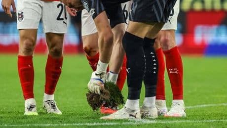 Fußball-WM-Qualifikation in Linz: Spiel zwischen Österreich und Zypern wegen Loch im Rasen unterbrochen