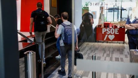 La UCO accede a la sede del PSOE y Transportes para clonar los correos de Cerdán y Ábalos