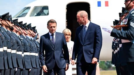 Wieder am Flugzeug - Oh non! Neuer Fauxpas bei den Macrons