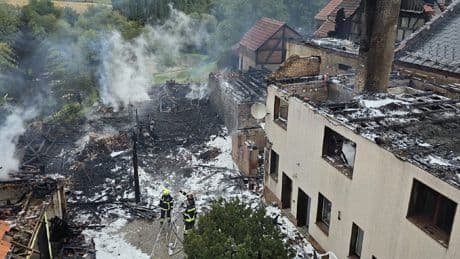 Mehrere Bewohner verlieren ihr Zuhause - Blitz setzt Dorf in Flammen