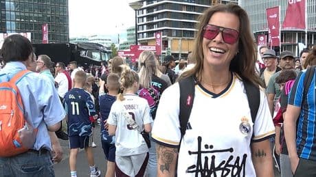 Moeder betrapt op open dag Ajax: ’Wat heb je aan?’