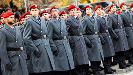 Günstiger als Krieg - Wirtschaft will die Wehrpflicht, auch für Frauen!
