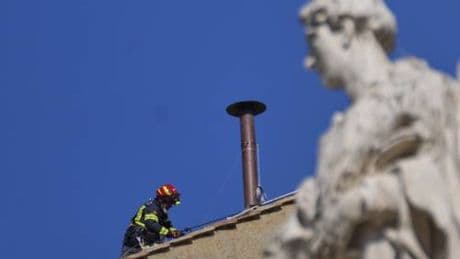 Sulla Sistina si monta il comignolo, i cardinali: "In Conclave con le idee chiare"