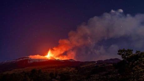 Vulkan Ätna spuckt Rauch und Feuer: Luftwarnstufe Rot