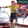 Vingegaard soleert naar zege in bergrit Vuelta en loopt flink in op leider Traeen