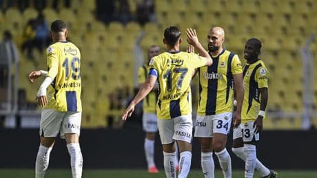 Fenerbahçeli taraftarlardan tepki: Sadece 3 futbolcu alkışlandı!