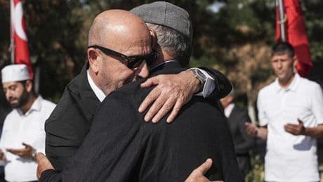 15 Temmuz'da tarihi emri vermişti! Emekli Korgeneral Zekai Aksakallı, şehit Ömer Halisdemir'in mezarını ziyaret etti