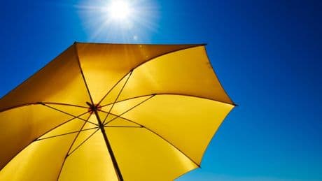 Las mejores sombrillas portátiles de playa para 2025: protección, antiviento y estilo premium
