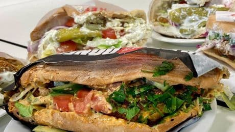 Klever Veggie-Döner im Test: „Geschmacklich blass“ bis „knusprig kross“ – So schmecken Kleves Falafel-Döner