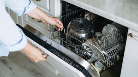 Einfacher Küchen-Trick: 3 Hausmittel machen die Spülmaschine sauber