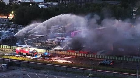 Löscharbeiten dauern an  - Lachgas machte Hamburg-Feuer zum Inferno