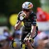 Live Tour | Peloton begint aan tweede klim van de dag op spekglad parcours