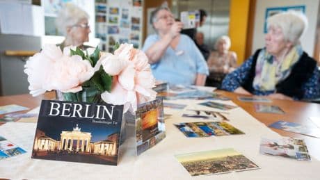Aus der ganzen Welt: "Liebe Bewohner": Postkartenflut für Senioren