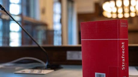 15 Menschen ermordet? – Staatsanwalt verliest schockierende Anklage, Palliativarzt schweigt