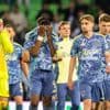 Ajax verliest koppositie aan PSV na tumultueuze slotminuut in Groningen (2-2)
