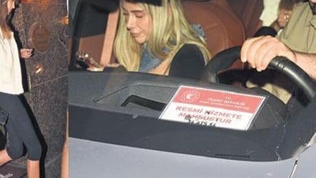 Resmi araçla geziyor