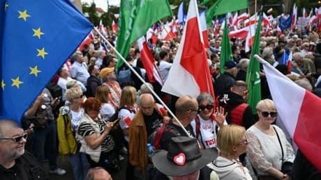 Pologne : à huit jours de la présidentielle, deux marches historiques pour deux candidats