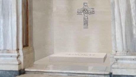 Primera imagen de la tumba del Papa Francisco: sencilla, en el suelo y con una reproducción de su crucifijo pectoral