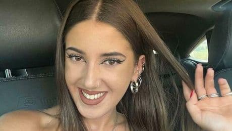 Simona Sulejmani, morta la ballerina di 26 anni ferita nello schianto in A14. Aveva perso la mamma, il dolore il padre: «Ciao stella»