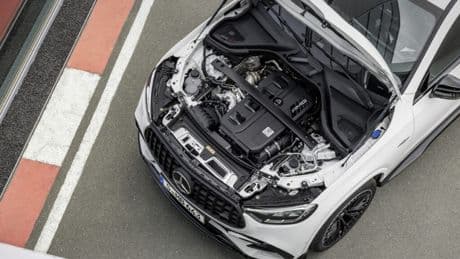 Nieuwe auto’s in Europa stoten weer méér CO2 uit! En dat door één land