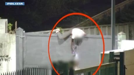 Cancello distrutto e siringhe contro gli agenti: nel bosco della droga arrestati due africani