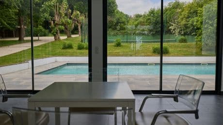 La "villa en dehors de Paris" de Karl Lagerfeld mise aux enchères