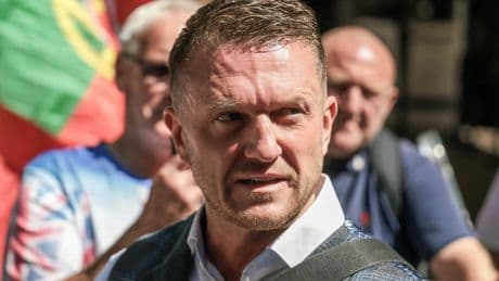 Rechtse activist Tommy Robinson geeft zijn fans tegen betaling advies: video kost 50 dollar per minuut