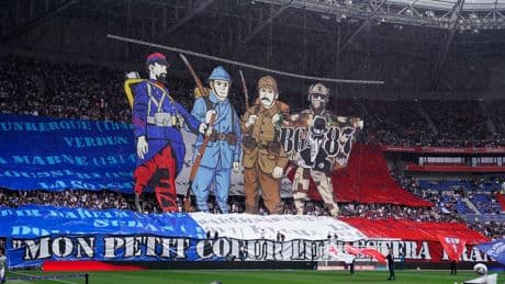 «Mon petit cœur lui restera français» : les supporters lyonnais rendent hommage aux militaires français