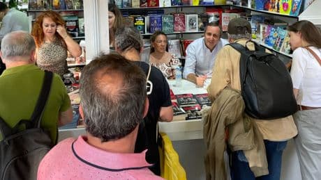 Carlos Cuesta arrasa en la firma de El Número 1: las imágenes del evento