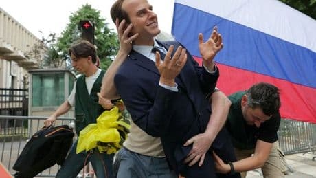 Emmanuel Macron wax-work carried off by furious crowds in latest French protest