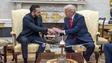 Trump dice ante Bukele que "estudia" deportar ciudadanos estadounidenses a El Salvador: "Si podemos, será bueno"