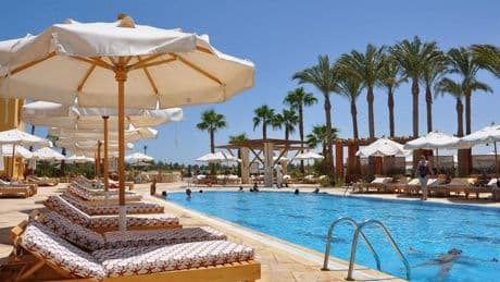 Se buscan candidatos para el mejor trabajo del verano: catador de piscinas por 1.850 euros al mes