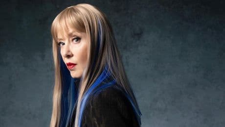 Suzanne Vega, la voz cálida que declara el estado de emergencia en Flying with angels’