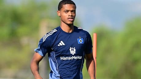 Kollegen begrüßen Omari - Nackenschellen für neuen HSV-Star