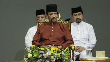 El Sultán de Brunei, el monarca vivo de reinado más largo, hospitalizado en Kuala Lumpur